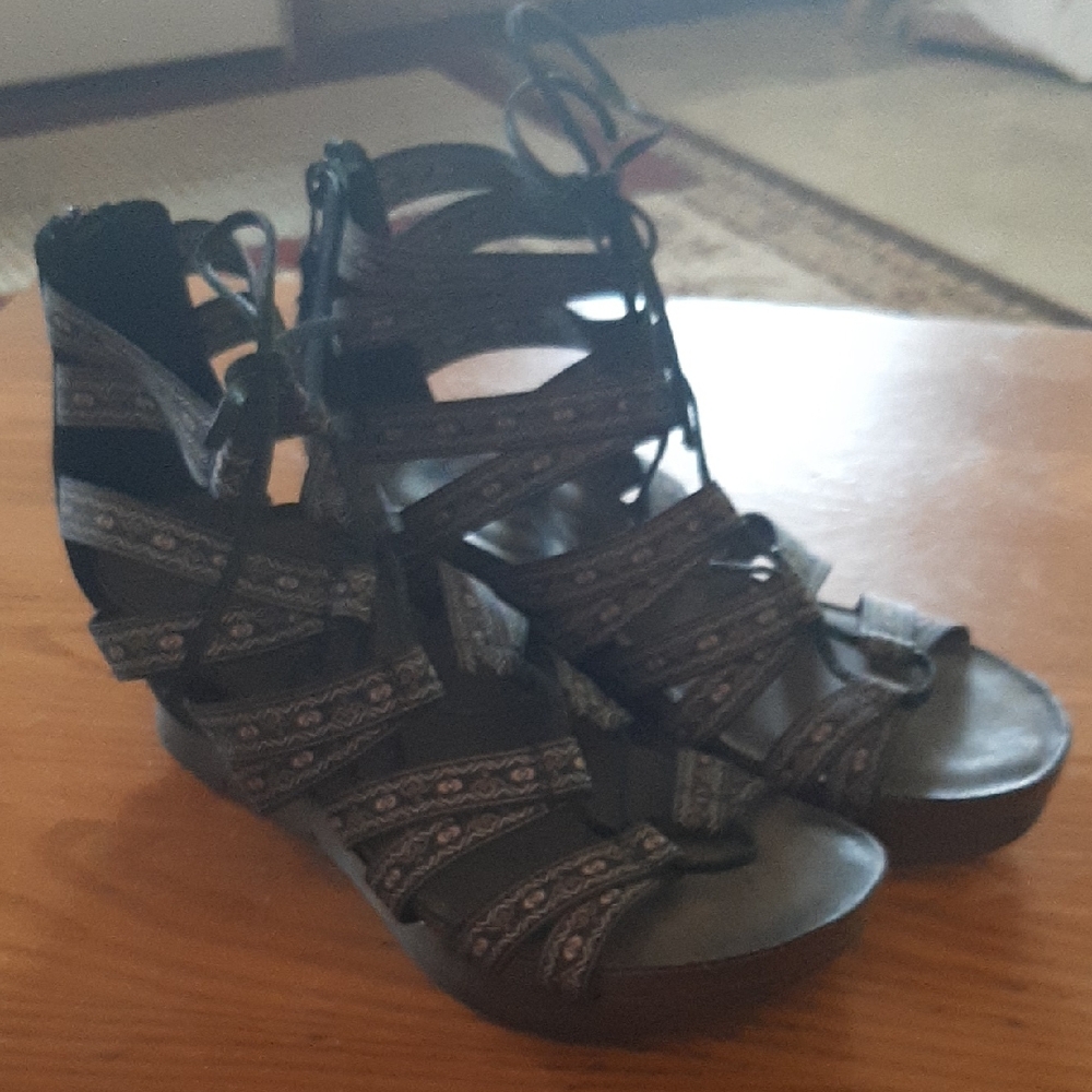 Stylish Black Strappy Women's Sandals